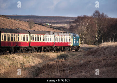 BR classe 37 "Co-Co' n. 37264 locomotiva diesel treno in viaggio sulle tracce del North Yorkshire Moors Railway, GB, UK. Foto Stock