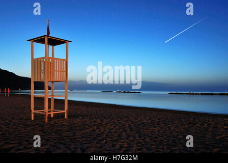 Stelle cadenti a san lorenzo' s notte sulla spiaggia Foto Stock