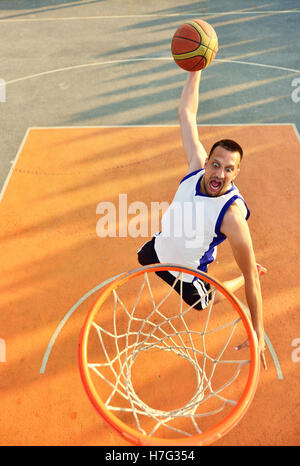 Azione di basket con una palla volante dall'allenamento e. pratica di  lanciare e colpire il basket nel basket paniere per il successo e la  vittoria Foto stock - Alamy