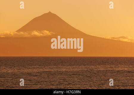 Azzorre paesaggio con Pico Mountain e oceano atlantico. Il Portogallo. Il tramonto. Posizione orizzontale Foto Stock