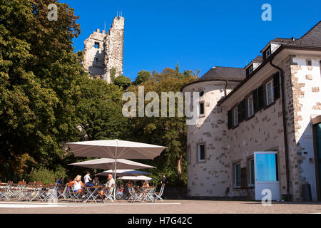 Germania, Siebenbirge, la rovina del castello al Drachenfels mountain, terrazza ristorante. Foto Stock