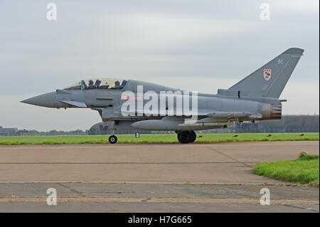 Un Eurofighter Typhoon 29 Squadron RAF su una pista di rullaggio a RAF Coningsby,Lincolnshire, Regno Unito Foto Stock