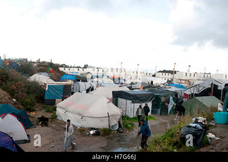 Francia, Calais. Ultimi giorni della "giungla". Panoramica del camp con contenitore di alloggiamento in background Foto Stock