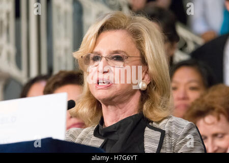 New York, Stati Uniti. 04 Nov, 2016. Congressista Carolyn Maloney parla alla conferenza stampa. Sindaco di Bill de Blasio, First Lady Chirlaine McCray, Congressista Carolyn Maloney e NYC funzionari amministrativi ha tenuto una conferenza stampa e cerimonia di firma per un mayoral ordine esecutivo il divieto di uso di storie di stipendio come parte di assunzioni per tutta la città di agenzie. L'ordine è promulgata come un mezzo per conseguire la parità di retribuzione per la città di lavoratori di sesso femminile. Credito: Albin Lohr-Jones/Pacific Press/Alamy Live News Foto Stock