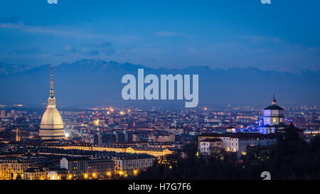 Torino (Torino) ad alta definizione panorama con Mole Antonelliana e Monte dei Cappuccini