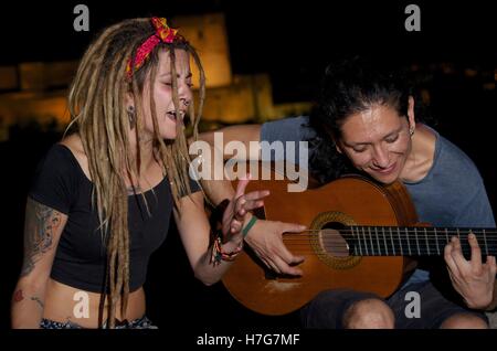 Flamenco cantante e chitarrista eseguire in Granada dell'Albaicin Foto Stock