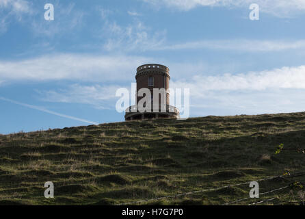 Clavell Tower si siede in cima Hen Cliff, Kimmeridge Bay, Dorset Foto Stock