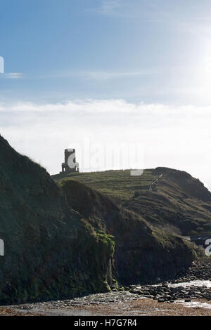 Clavell Tower si siede in cima Hen Cliff, Kimmeridge Bay, Dorset Foto Stock