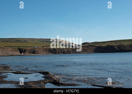 Piscine di roccia sulla spiaggia di Baia Kimmeridge, Dorset Foto Stock