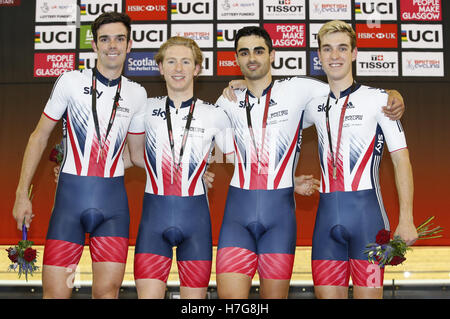 Gran Bretagna (da sinistra a destra) Andrew Tennant, Mark Stewart, Kian Emadi-Coffin e Oliver Legno, sul podio dopo aver vinto gli uomini del team Pursuit durante il giorno una delle UCI di ciclismo su pista di Coppa del Mondo a Sir Chris Hoy Velodromo, Glasgow. Foto Stock