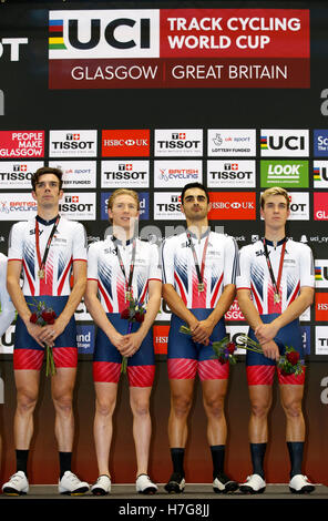 Gran Bretagna (da sinistra a destra) Andrew Tennant, Mark Stewart, Kian Emadi-Coffin e Oliver Legno, sul podio dopo aver vinto gli uomini del team Pursuit durante il giorno una delle UCI di ciclismo su pista di Coppa del Mondo a Sir Chris Hoy Velodromo, Glasgow. Foto Stock