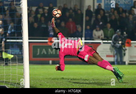 Lawrence Vigoroux, portiere della città di Swindon, si tuffa mentre Mikael Mandron (non raffigurato) di Eastleigh segna il primo gol della partita durante la prima partita della Emirates fa Cup allo stadio di Silverlake, Eastleigh. PREMERE ASSOCIAZIONE foto. Data immagine: Venerdì 4 novembre 2016. Il credito fotografico dovrebbe essere: Steven Paston/PA Wire. RESTRIZIONI: Nessun utilizzo con audio, video, dati, elenchi di apparecchi, logo di club/campionato o servizi "live" non autorizzati. L'uso in-match online è limitato a 75 immagini, senza emulazione video. Nessun utilizzo nelle scommesse, nei giochi o nelle pubblicazioni di singoli club/campionati/giocatori. Foto Stock