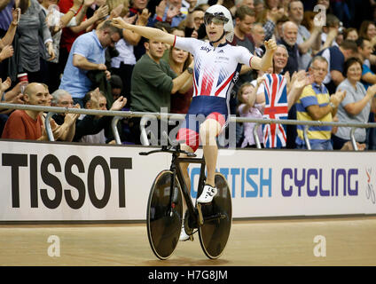 La Gran Bretagna di Mark Stewart festeggia dopo aver vinto gli uomini del team Pursuit durante il giorno una delle UCI di ciclismo su pista di Coppa del Mondo a Sir Chris Hoy Velodromo, Glasgow. Foto Stock