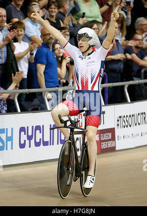 La Gran Bretagna di Mark Stewart festeggia dopo aver vinto gli uomini del team Pursuit durante il giorno una delle UCI di ciclismo su pista di Coppa del Mondo a Sir Chris Hoy Velodromo, Glasgow. Foto Stock