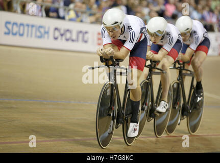 Gran Bretagna (da sinistra a destra) Oliver legno, Mark Stewart e Kian Emadi-Coffin nella finale di uomini della scuderia di esercizio durante il giorno una delle UCI di ciclismo su pista di Coppa del Mondo a Sir Chris Hoy Velodromo, Glasgow. Foto Stock