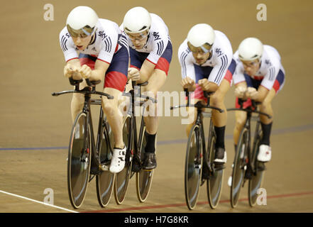 Gran Bretagna (da sinistra a destra) Mark Stewart, Kian Emadi-Coffin, Andrew Tennant e Oliver legno nella finale di uomini della scuderia di esercizio durante il giorno una delle UCI di ciclismo su pista di Coppa del Mondo a Sir Chris Hoy Velodromo, Glasgow. Foto Stock