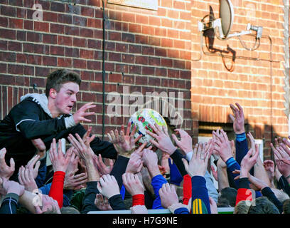 Ashbourne Royal medievale Shrovetide Football Match Derbyshire Peak District picchi Mercoledì delle Ceneri tradizionale gioco comune obiettivo footy Foto Stock