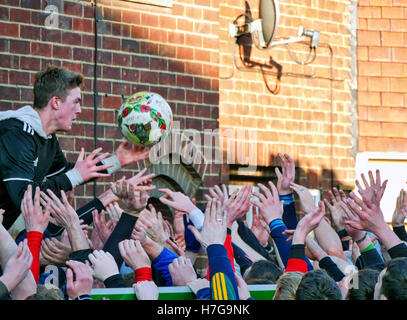 Ashbourne Royal medievale Shrovetide Football Match Derbyshire Peak District picchi Mercoledì delle Ceneri tradizionale gioco comune obiettivo footy Foto Stock