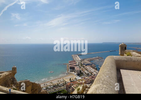 Primo piano di caselle sentinella del castello di santa Barbara con il porto di Alicante in background Foto Stock