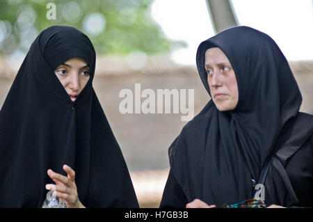 Le donne musulmane di indossare burka nero e il hijab. Istanbul, Turchia Foto Stock