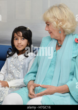 La duchessa di Cornovaglia soddisfa i pazienti al Dar Al Hannan ostello per i bambini che soffrono di cancro durante la sua visita a Muscat, della capitale di Oman, all'inizio della gita reale del Medio Oriente. Foto Stock