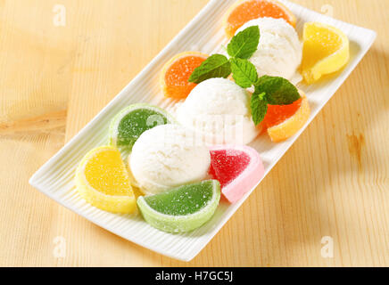 Palline di bianco gelato guarnito con jelly candy Foto Stock