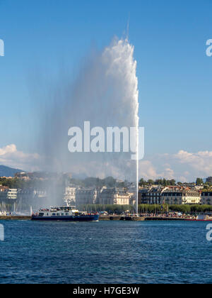 Vista del Lago di Ginevra con la fontana Jet d'Eau che si innalza a 140 metri, un simbolo prominente della città. Svizzera Foto Stock