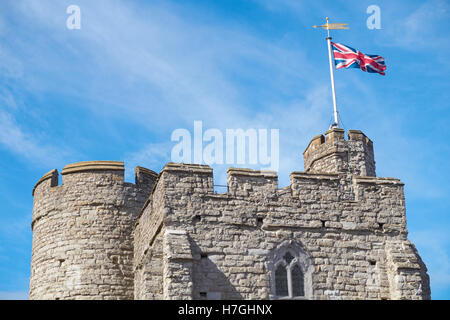 La parte superiore della Westgate torri con la Union Jack in Canterbury Kent England Regno Unito Regno Unito Foto Stock