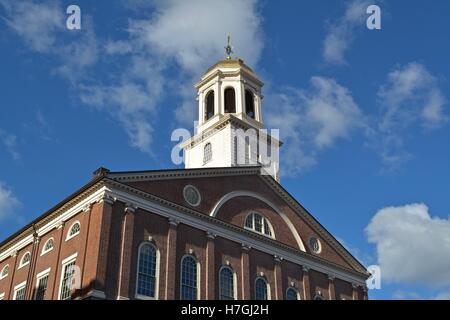 Faneuil Hall market lungo il lato Quincy Market e il Freedom Trail nel centro di Boston, Massachusetts. Foto Stock