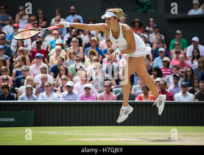ANASTASIA PAVLYUCHENKOVA (RUS) in azione a Wimbledon 2016 Foto Stock