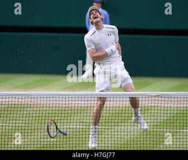 ANDY MURRAY (GBR) celebra la sua vittoria a Wimbledon 2016 Foto Stock