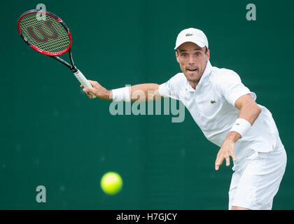 Roberto Bautista-Agut (ESP) in azione a Wimbledon 2016 Foto Stock