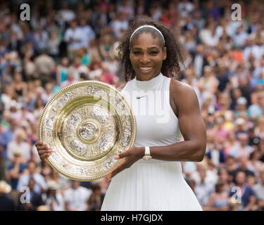 Serena Williams (USA) con trofeo, Wimbledon 2016, Inghilterra Foto Stock