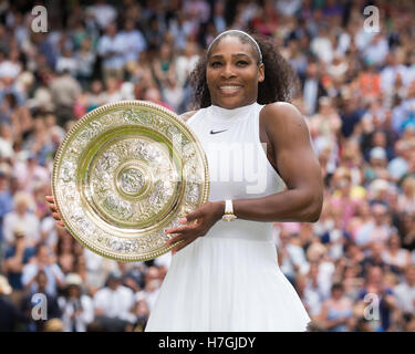 Serena Williams (USA) con trofeo, Wimbledon 2016, Inghilterra Foto Stock