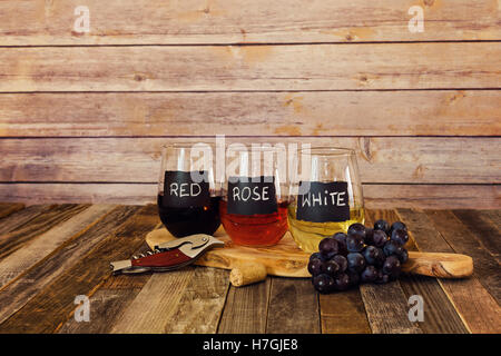 Tre colori di volo il vino in bicchieri di etichetta Foto Stock