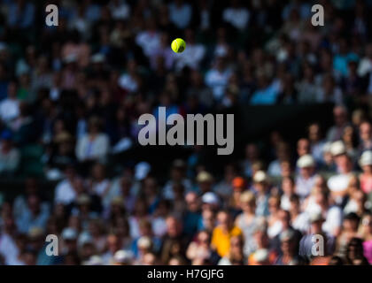 Palla in aria durante una partita a Wimbledon Foto Stock