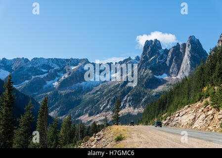 Strada di Montagna attraverso North Cascades range. Washington, Stati Uniti d'America. Foto Stock