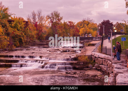 Napanee scende lungo il fiume Napanee al Parco Springside in maggiore Napanee, Lennox e Addington County, Ontario, Canada. Foto Stock