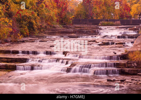 Napanee scende lungo il fiume Napanee al Parco Springside in maggiore Napanee, Lennox e Addington County, Ontario, Canada. Foto Stock