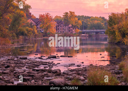 Il fiume Napanee al Parco Springside in maggiore Napanee, Lennox e Addington County, Ontario, Canada. Foto Stock