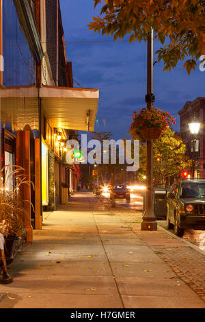 Una vista del marciapiede lungo Dundas Street nel centro di maggiore Napanee, Lennox e Addington County, Ontario, Canada. Foto Stock