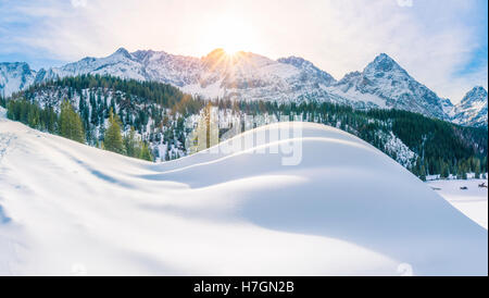 Soleggiata giornata invernale nelle Alpi Foto Stock