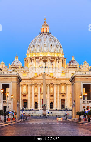 Basilica di San Pietro al crepuscolo, Città del Vaticano. Roma, Italia Foto Stock