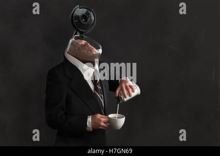 Uomo con testa in POT del caffè Foto Stock