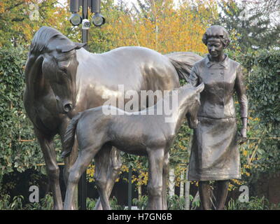 Statua di Sua Maestà la Regina Elisabetta II con un mare e puledro, Newmarket. Foto Stock