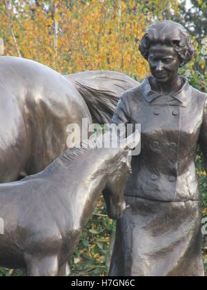 Statua di HM la regina con un puledro, Newmarket. Svelata dalla Regina nel novembre 2016 Foto Stock