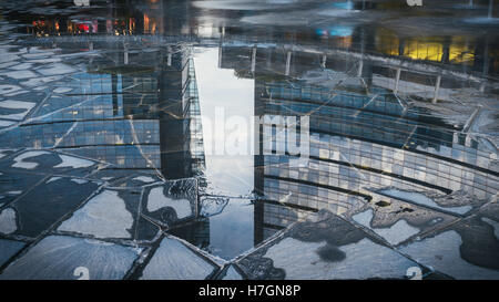 La riflessione di edificio moderno di Gae Aulenti square, il nuovo quartiere finalcial a Porta Garibaldi costruito per EXPO Foto Stock