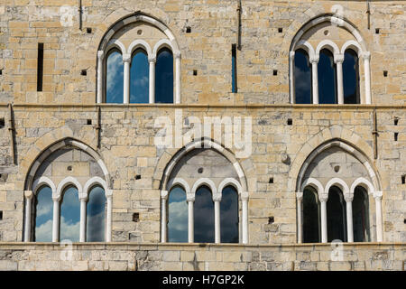 Windows dell'Abbazia San Fruttuoso in Italia Foto Stock