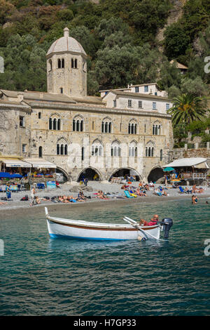 L'Abbazia e il borgo di San Fruttuoso, situato nella riserva naturale di Portofino, in Italia. Foto Stock