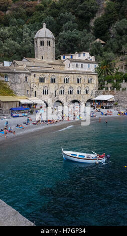 L'Abbazia e il borgo di San Fruttuoso, situato nella riserva naturale di Portofino, in Italia. Foto Stock